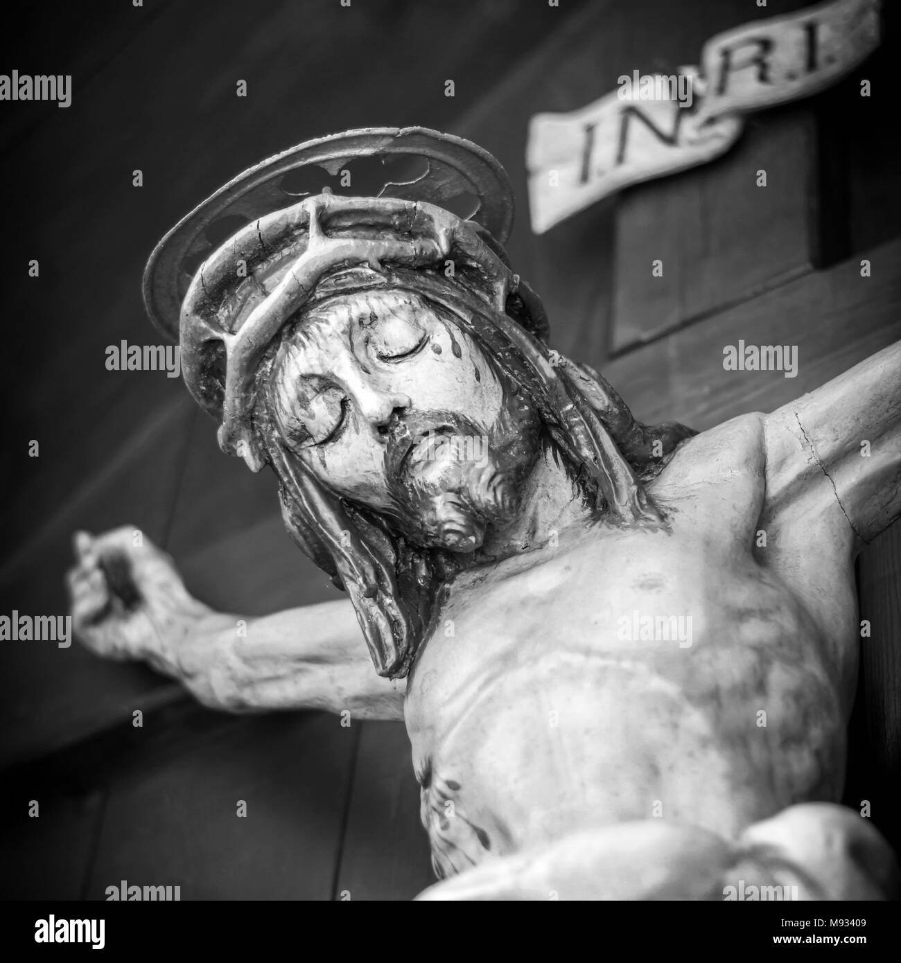 Der blutende Leib Jesu Christi, auf ein hölzernes Kreuz gekreuzigt. Geringe Schärfentiefe. Stockfoto