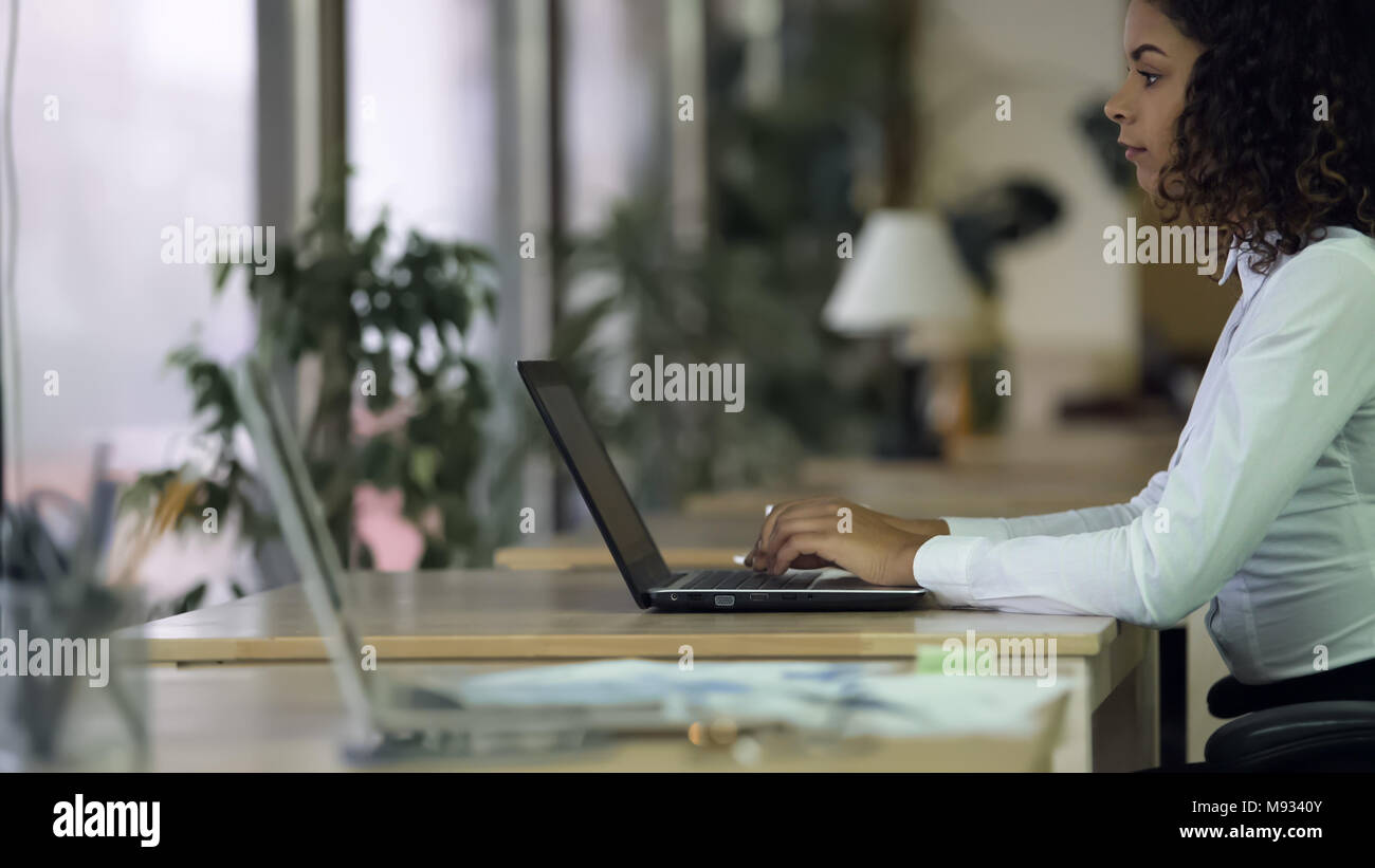 Inspiriert schöne Mixed-race Frau Tippen auf Laptop, Journalist schriftlich Artikel Stockfoto