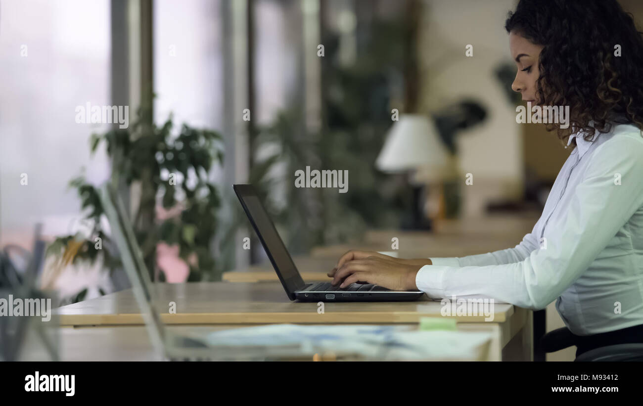 Konzentriert Büroangestellter Tippen auf Laptop, beschäftigt Mitarbeiter, die am Projekt Stockfoto