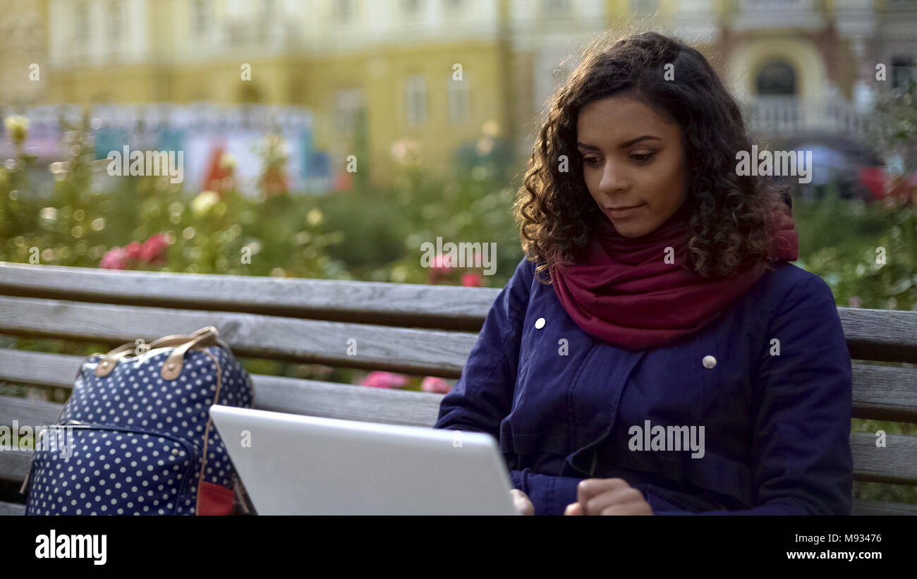 Weibliche Studenten studieren auf Laptop im Freien, schreiben Essay, Bloggen für die Website Stockfoto