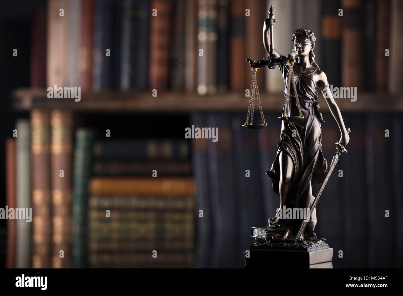 Dame Justiz auf braunem Hintergrund. Stockfoto