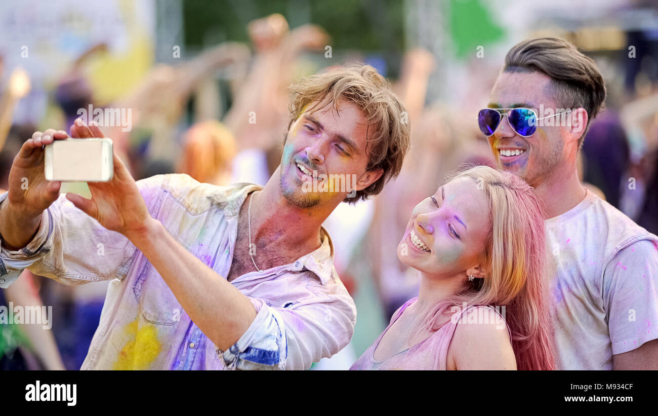 Gerne Freunde posieren für Video auf dem Smartphone, den Austausch von Emotionen im sozialen Netz Stockfoto