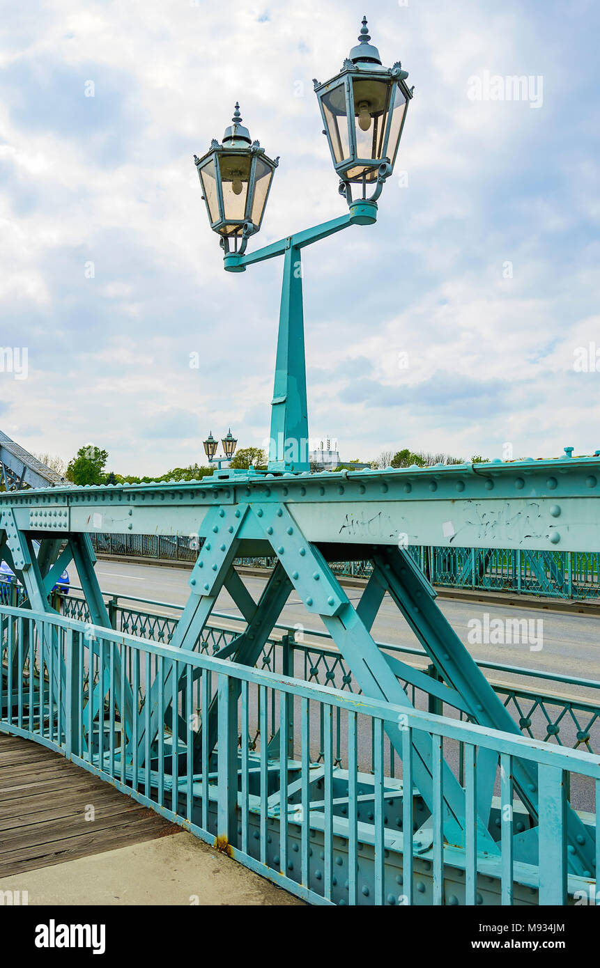 Teilweise mit Blick auf das Blaue Wunder Brücke mit street light in Dresden, Sachsen, Deutschland. Stockfoto