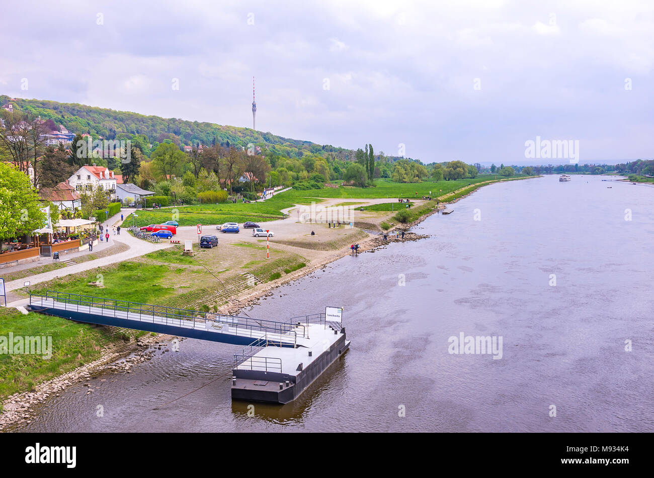 Blick von der Brücke Blaues Wunder in Blasewitz bis die Elbe die Körner Garten und Fernsehturm, Dresden, Sachsen, Deutschland. Stockfoto