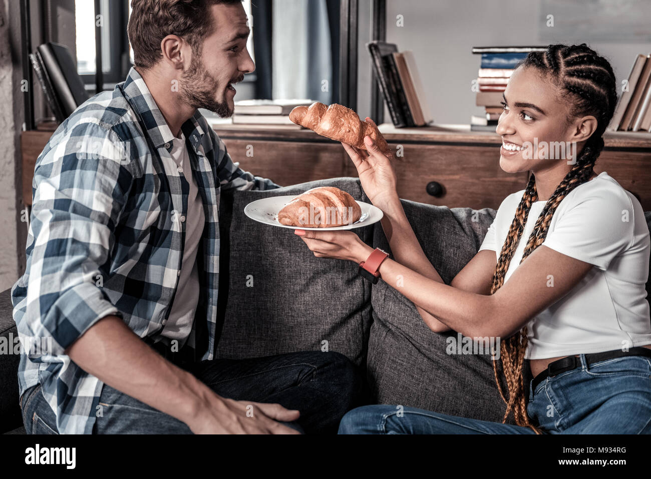 Attraktive junge Frau mit Croissants Stockfoto