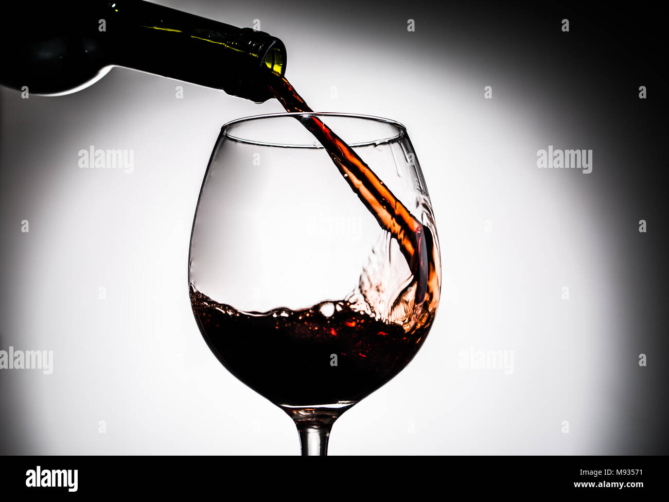 Rotwein aus der Flasche Wein Glas gegossen Stockfoto