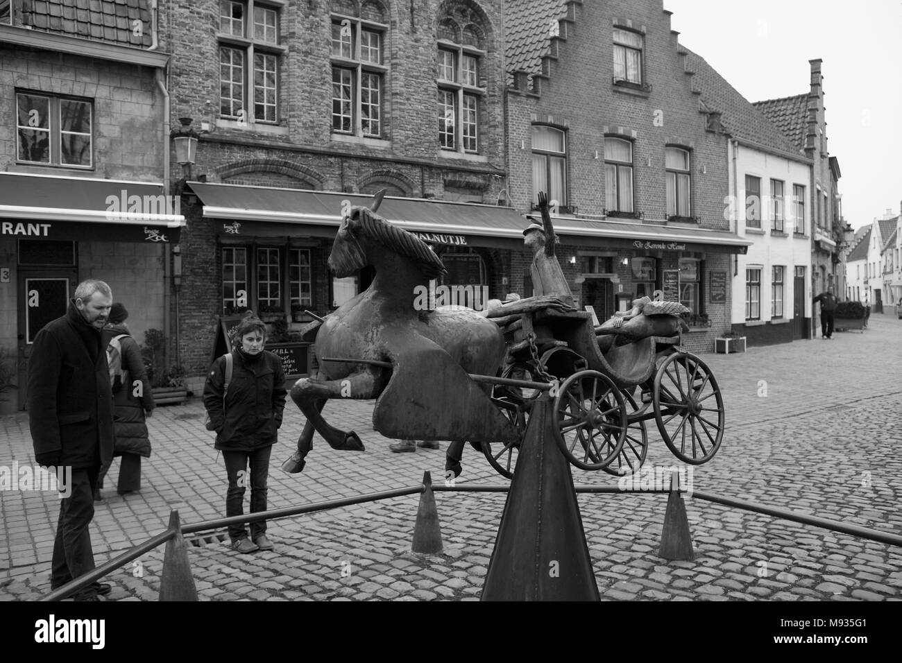 Skulptur mit dem Titel: 'Zeus, Leda, Prometheus und Pegasus besuchen Sie Brügge" von Jef Claerhout: Walplein, Brügge, Westflandern, Belgien. Schwarz und Weiß Stockfoto