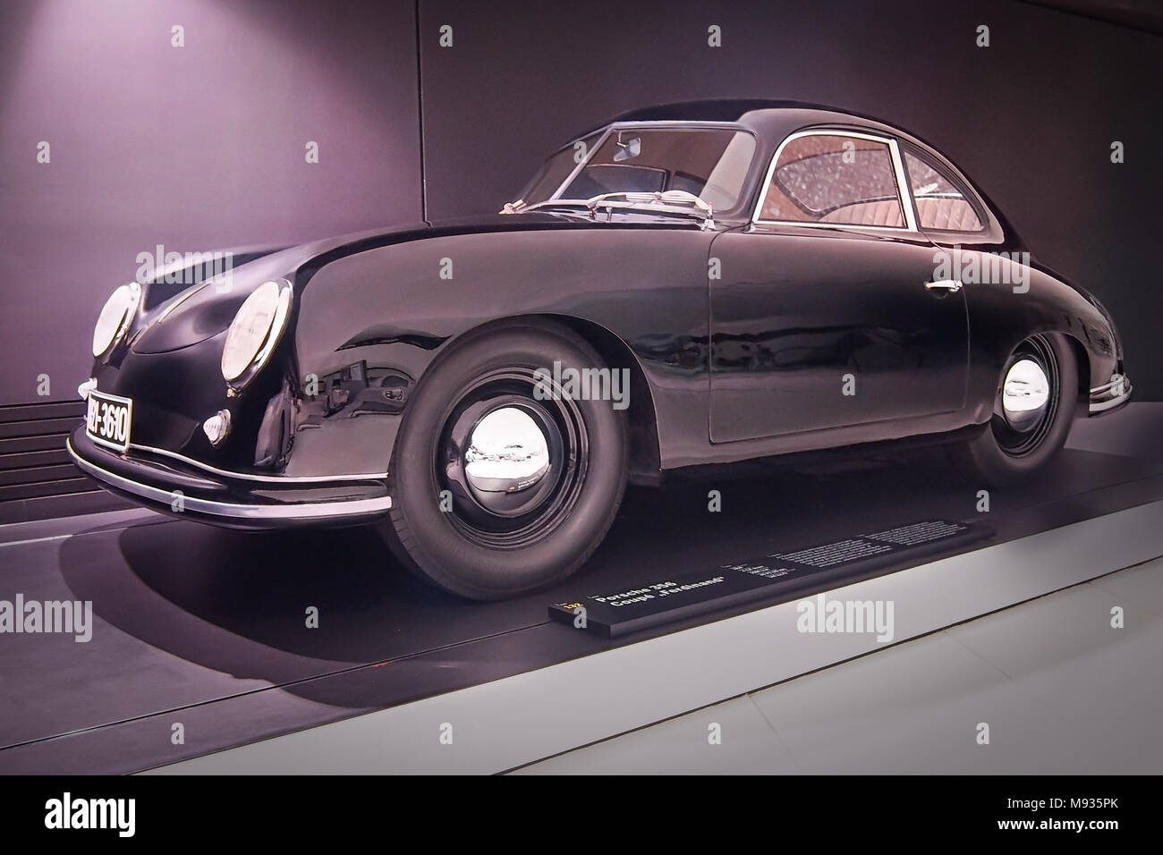 STUTTGART, DEUTSCHLAND - 7 April, 2017: Schwarz 1950 Porsche 356 Coupé 'Ferdinand' im Porsche Museum Stockfoto