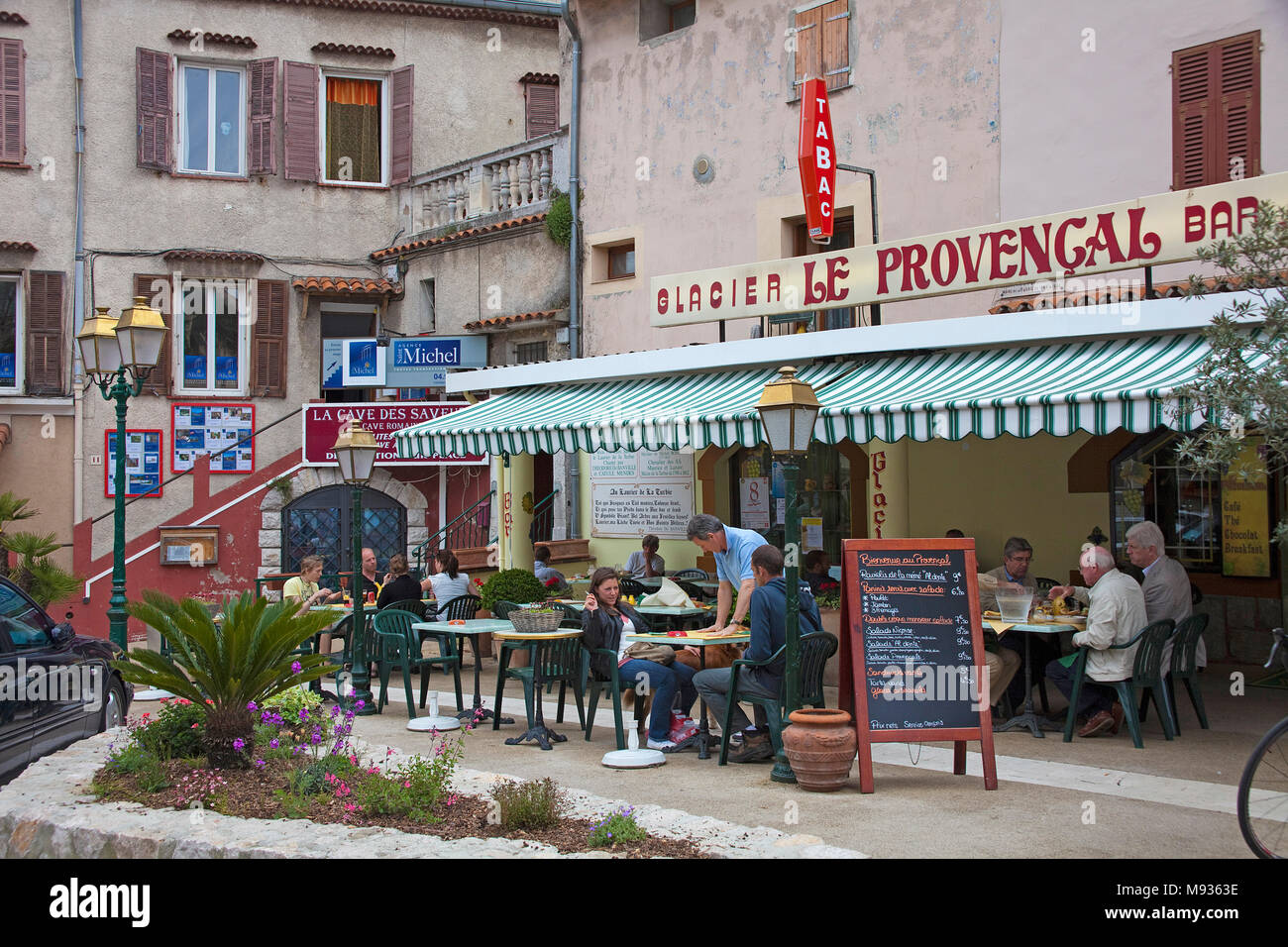 Streetcafe in der Altstadt von La Turbie, Süd Frankreich, Var, Provence, Côte d'Azur, Frankreich, Europa Stockfoto