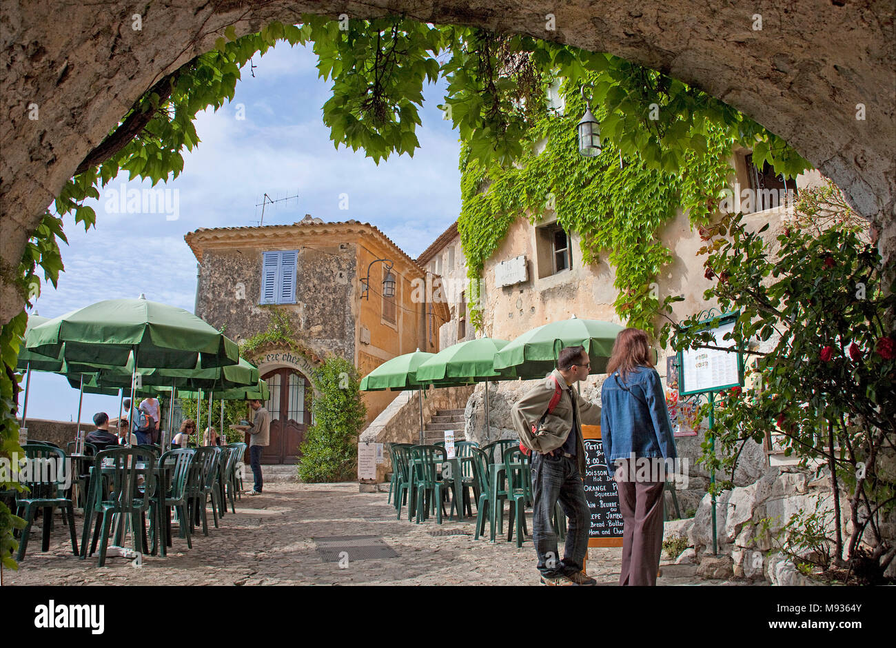 Restaurant im mittelalterlichen Dorf Saint-Paul-de-Vence, Côte d'Azur, Var, Cote d'Azur, Südfrankreich, Frankreich, Europa Stockfoto