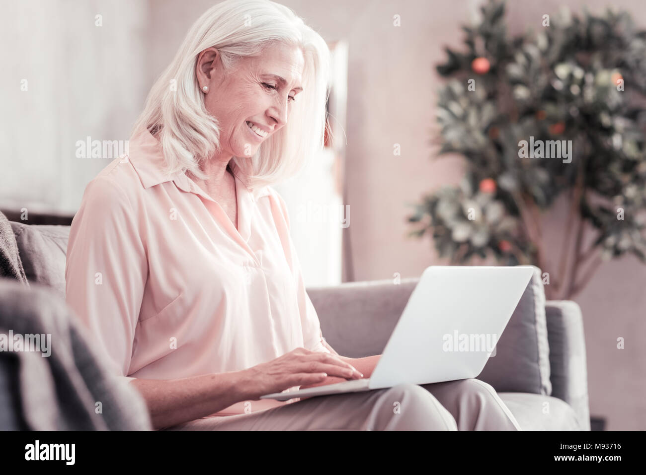 Senior cute woman Ausgabe Zeit mit mit dem Laptop. Stockfoto