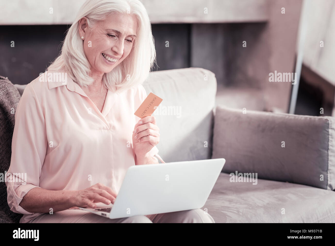 Clever senior Frau mit dem Laptop und Kreditkarte. Stockfoto
