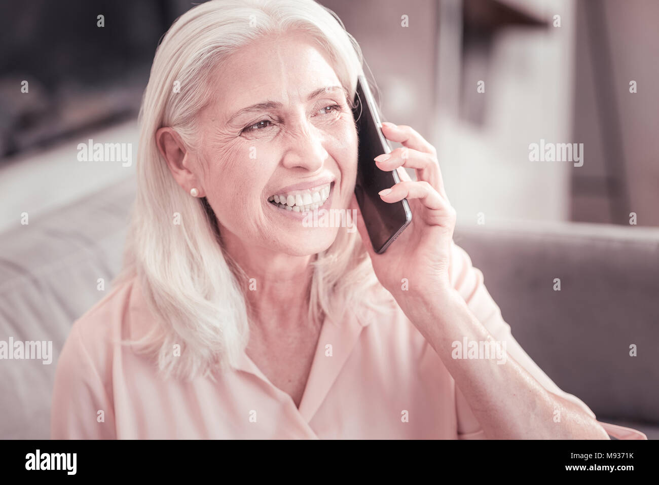 Zufrieden im Alter Frau in Gespräch und Lachen. Stockfoto