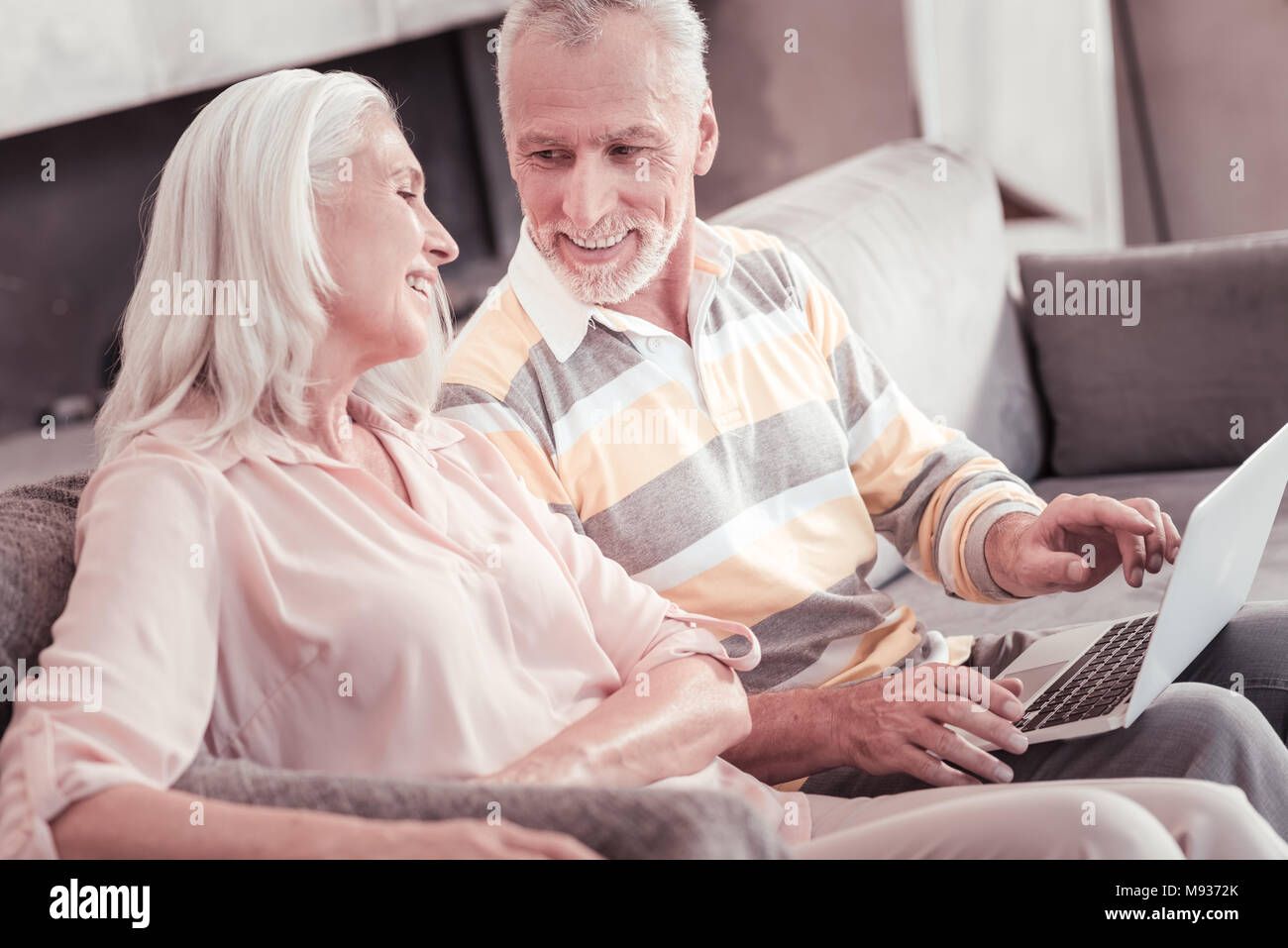Schön im Alter von Paar sitzen und miteinander kommunizieren. Stockfoto