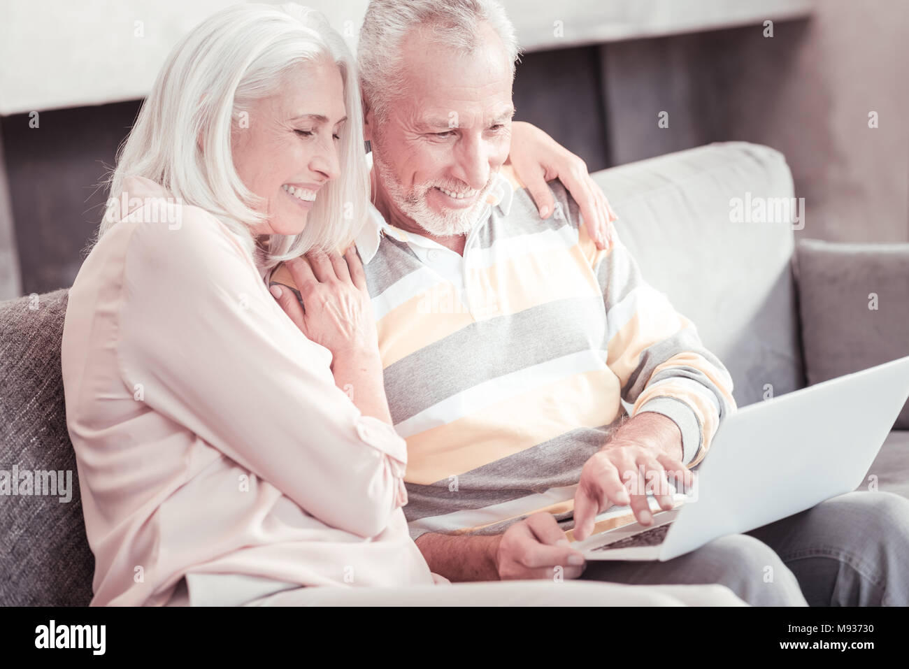 Im Alter angenehm Paar sitzen und mit Laptop. Stockfoto