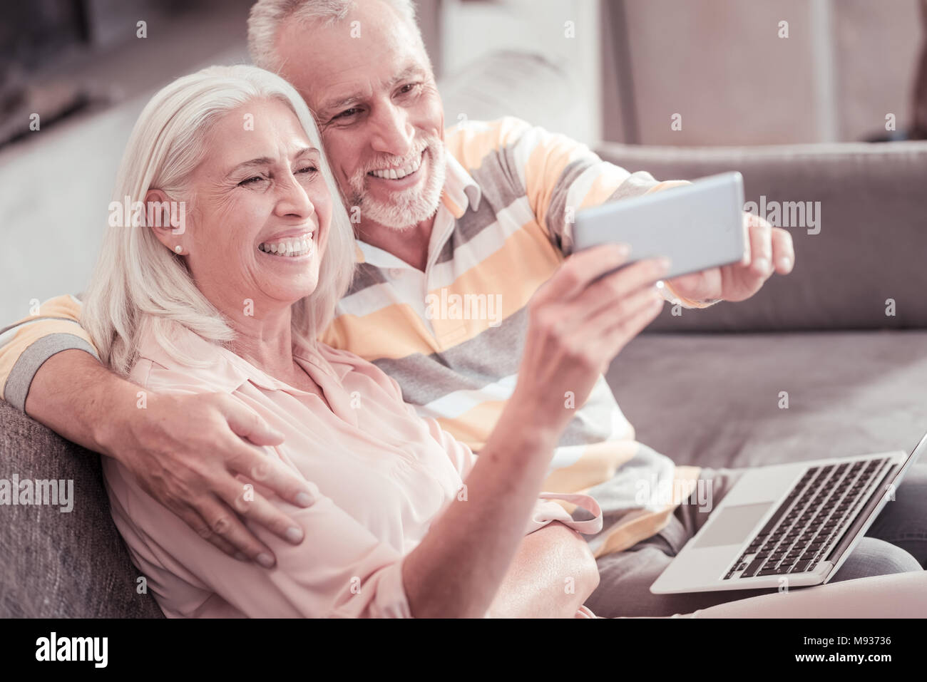 Gerne älteres Paar lachend und Foto. Stockfoto