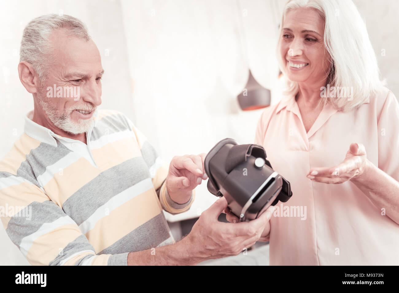 Gerückt interessierten Mann und Holding VR-Brille. Stockfoto