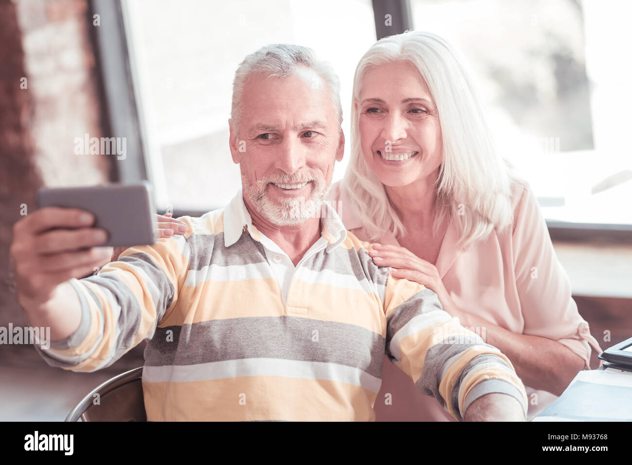 Schönes älteres Paar lächelnd und Foto. Stockfoto