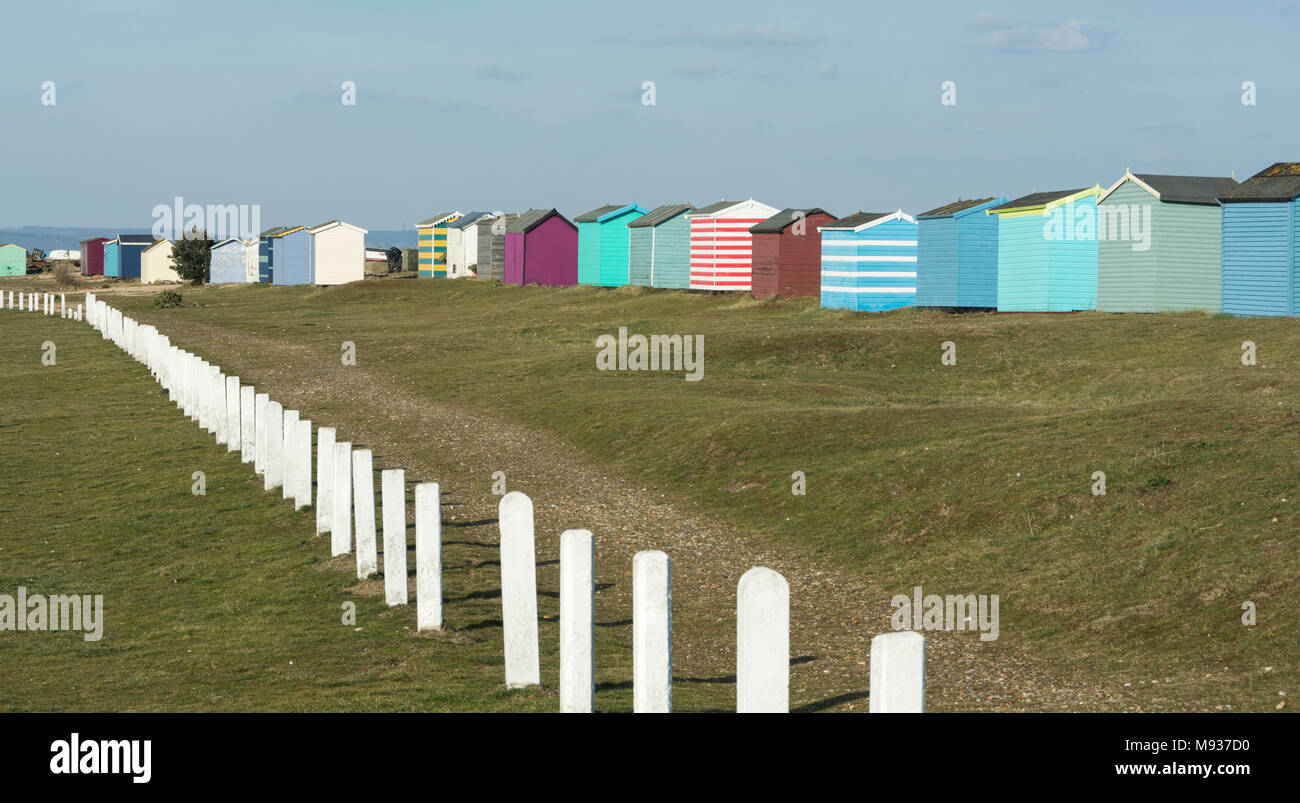 Bunte Englisch Seaside Beach Huts an der Küste in New Romney, Kent, England, Großbritannien Stockfoto