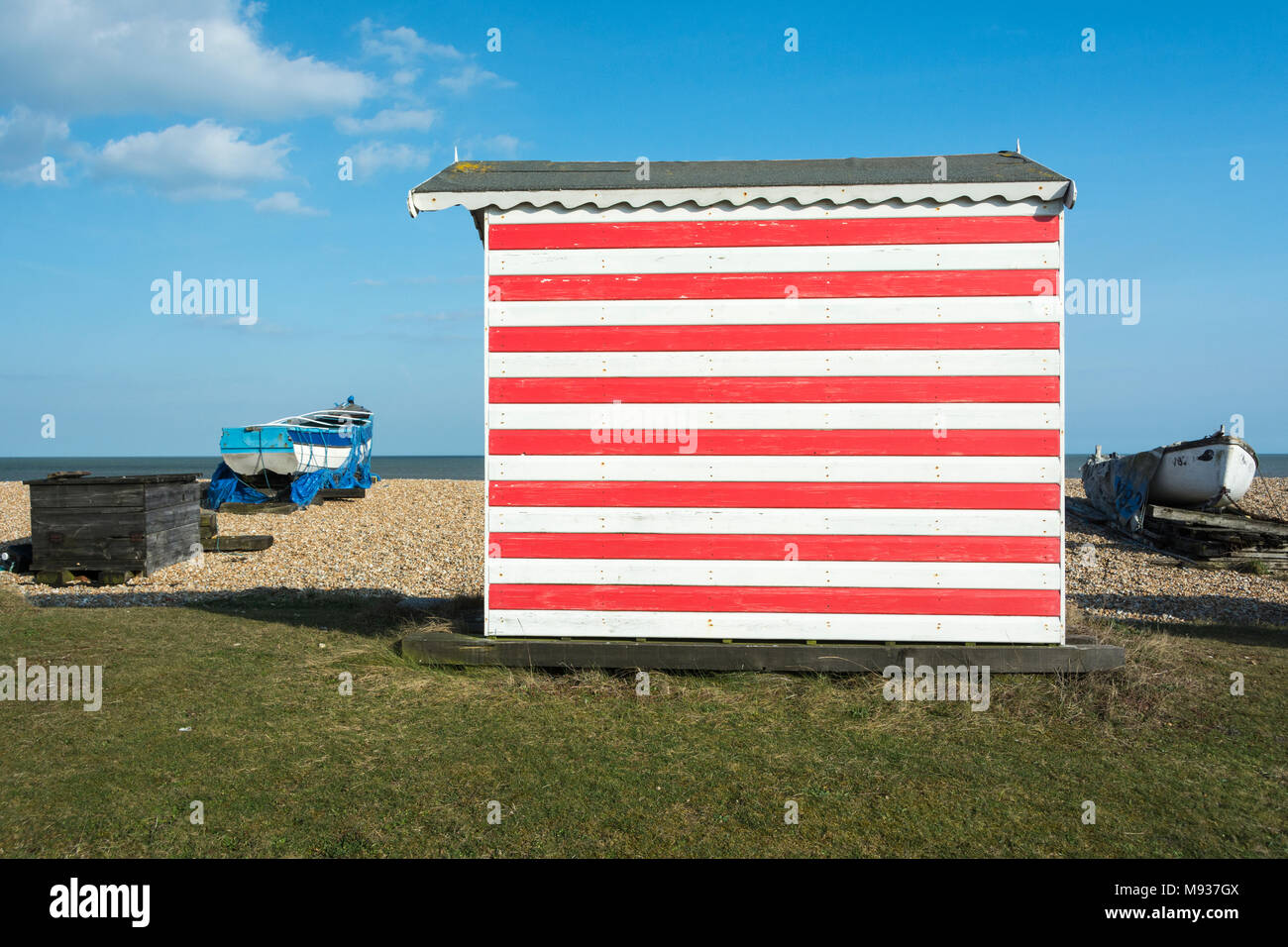 Eine bunte englische Strandhütte an der Küste von New Romney, Kent, England, Großbritannien Stockfoto