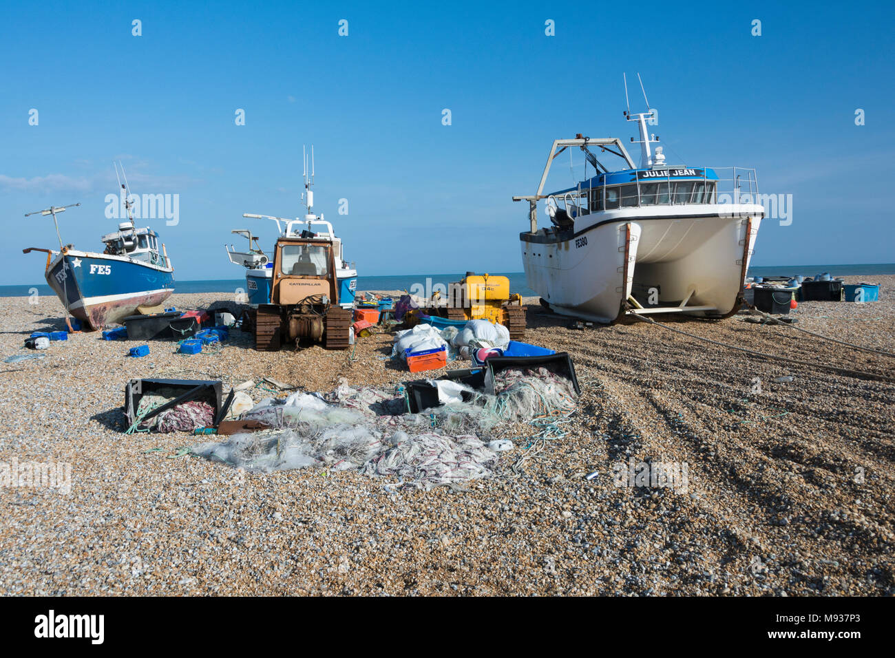 Fischerboote an der Küste von Kent in der Nähe von Dungeness Kernkraftwerk Stockfoto