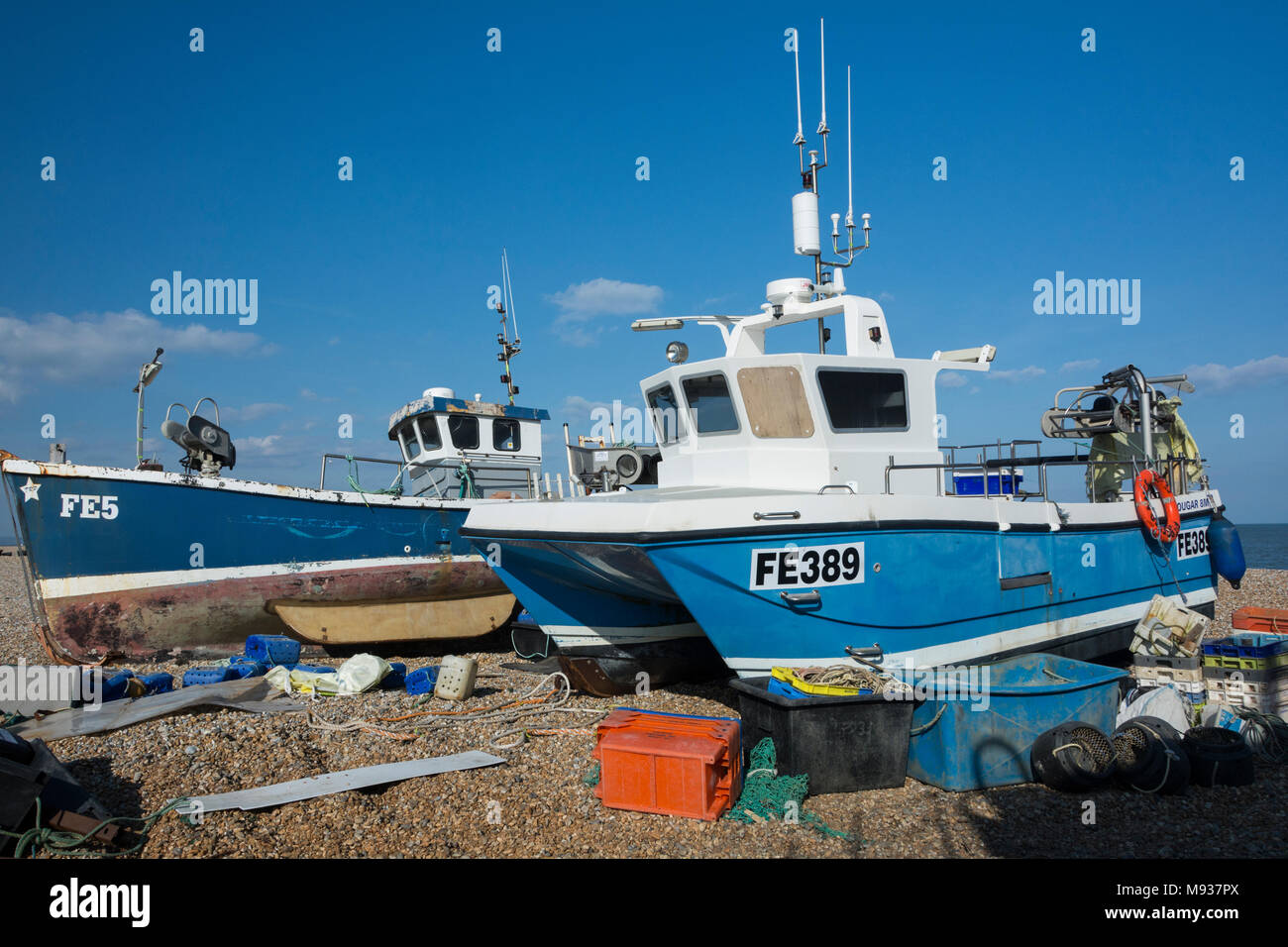 Fischerboote an der Küste von Kent in der Nähe von Dungeness Kernkraftwerk Stockfoto