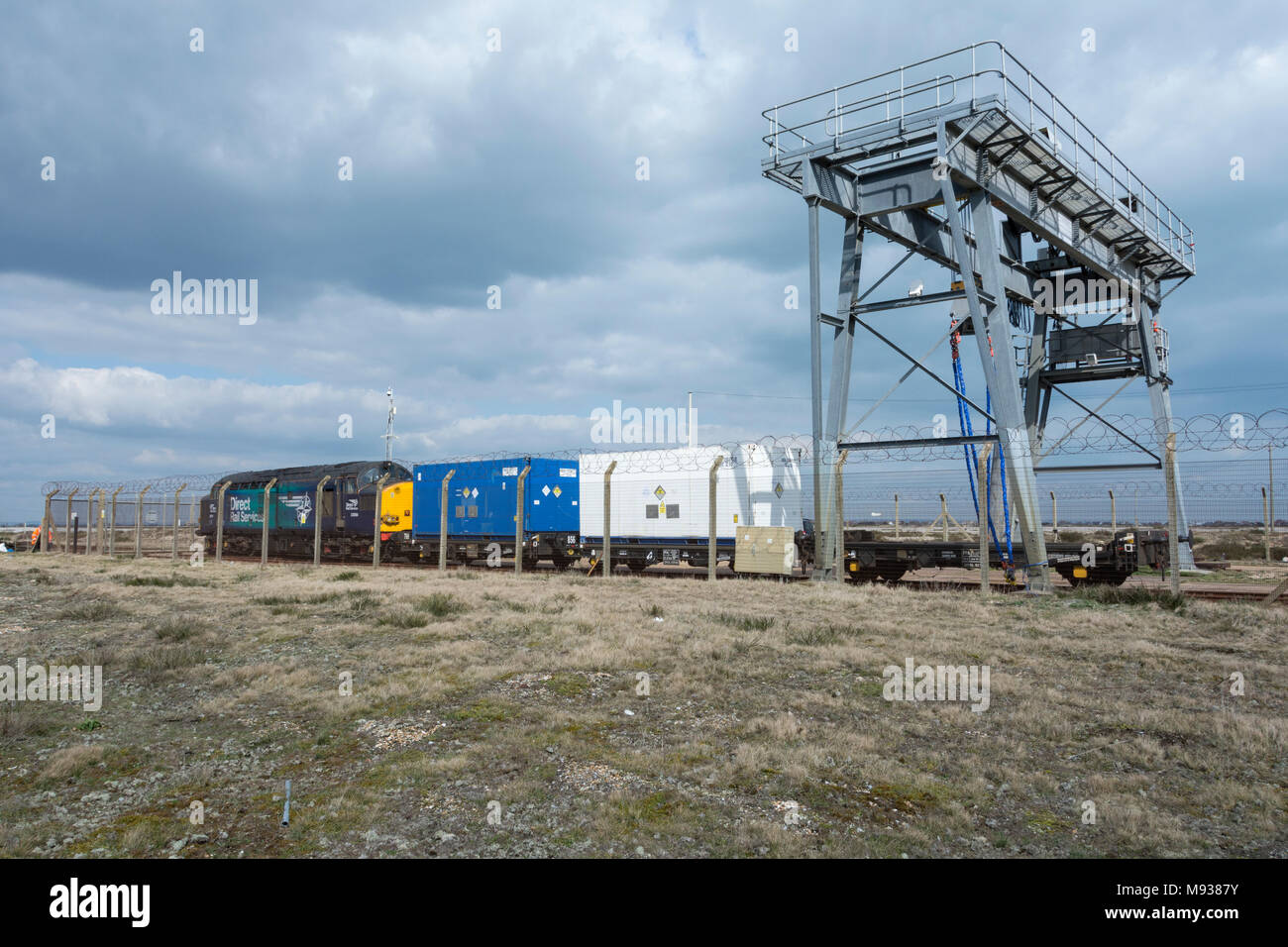 Ein English Electric Class 37 Diesel Lokomotive wartet radioaktiver Flaschen vom Kernkraftwerk Dungeness zu nehmen Stockfoto
