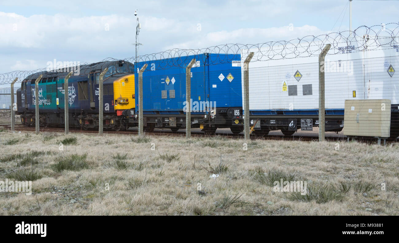 Ein English Electric Class 37 Diesel Lokomotive wartet radioaktiver Flaschen vom Kernkraftwerk Dungeness zu nehmen Stockfoto