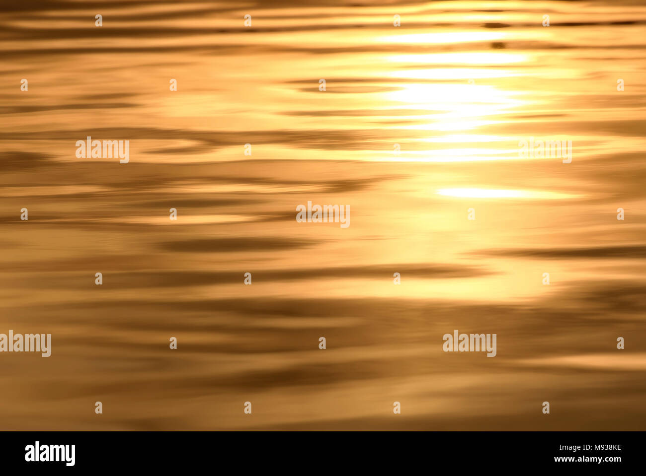 Goldener Hintergrund Wasser Textur mit Sonneneinstrahlung und schönen weichen Wellen bei Sonnenuntergang Stockfoto