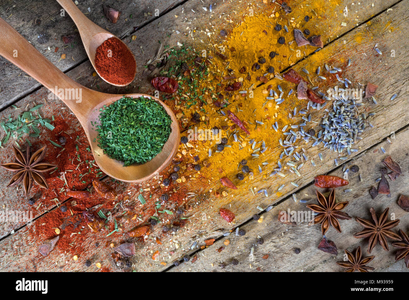 Kräuter und Gewürze - verwendet, Aroma und Gewürze zum Kochen. Stockfoto