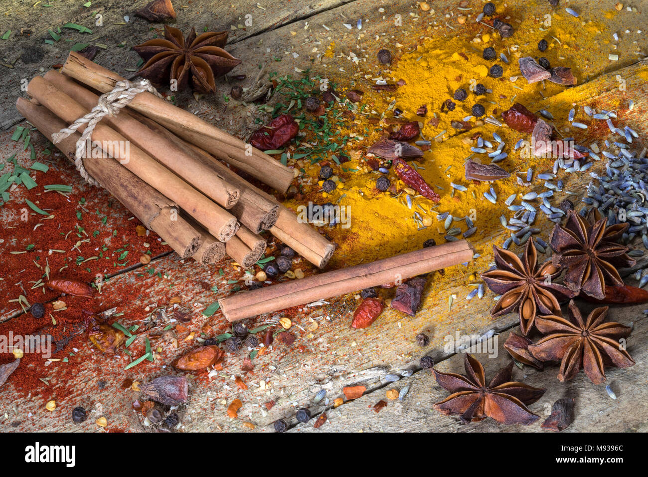 Zimtstangen - Kräuter und Gewürze auf einem rustikalen Bauernhaus Tabelle. Stockfoto