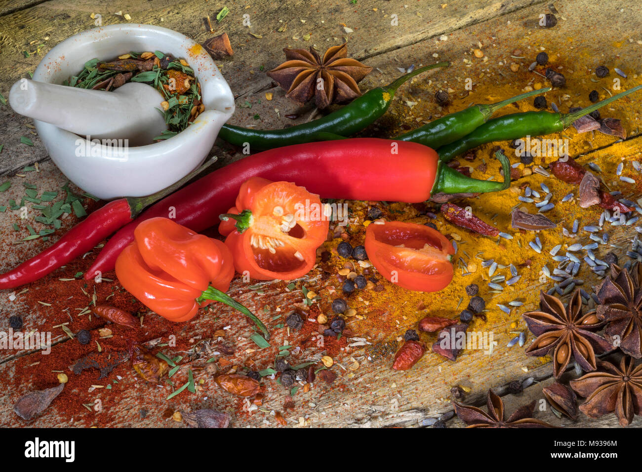 Hot Chili Peppers - Kräuter und Gewürze auf einem rustikalen Bauernhaus Tabelle. Stockfoto