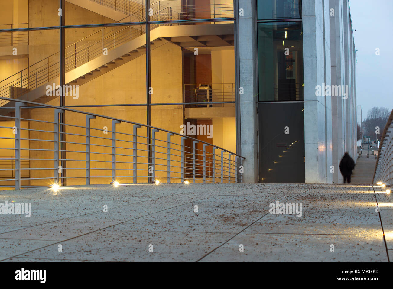 Moderne Stadt Beleuchtung durch Twilight mit weit entfernten menschliche Silhouette Stockfoto