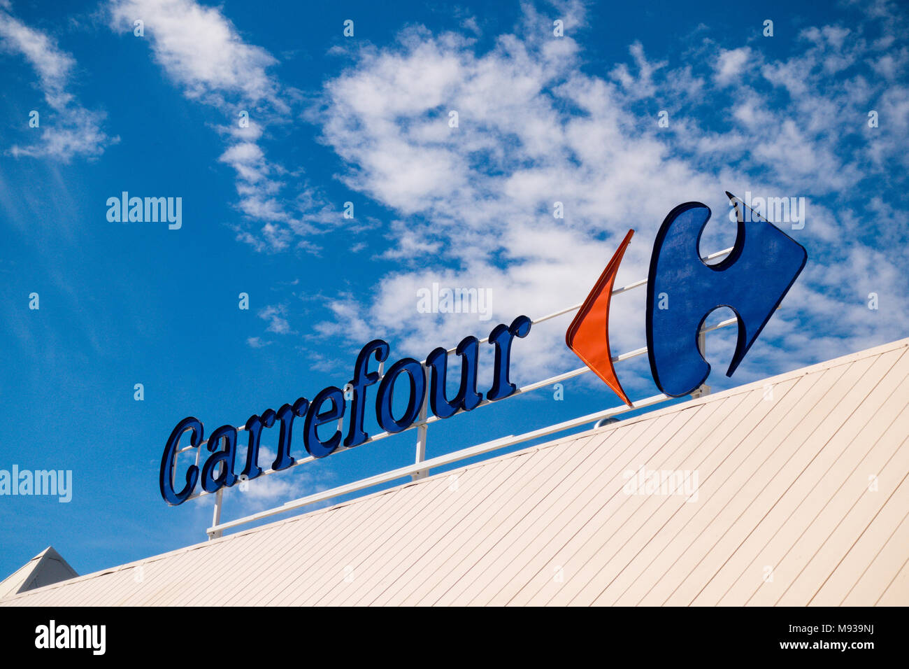 Finestrat, Spanien - 9. März 2018: Carrefour Logo in Finestrat Spanien. Stockfoto