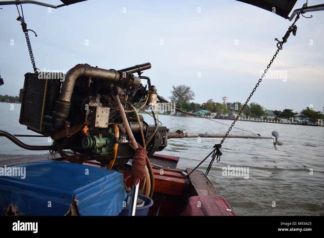 Im Fokus geschossen von einem lokalen Thai Boot Motor im Leerlauf mit der Mae Klong River im Hintergrund weiter zum schwimmenden Markt Amphawa über eine Bootstour. Stockfoto