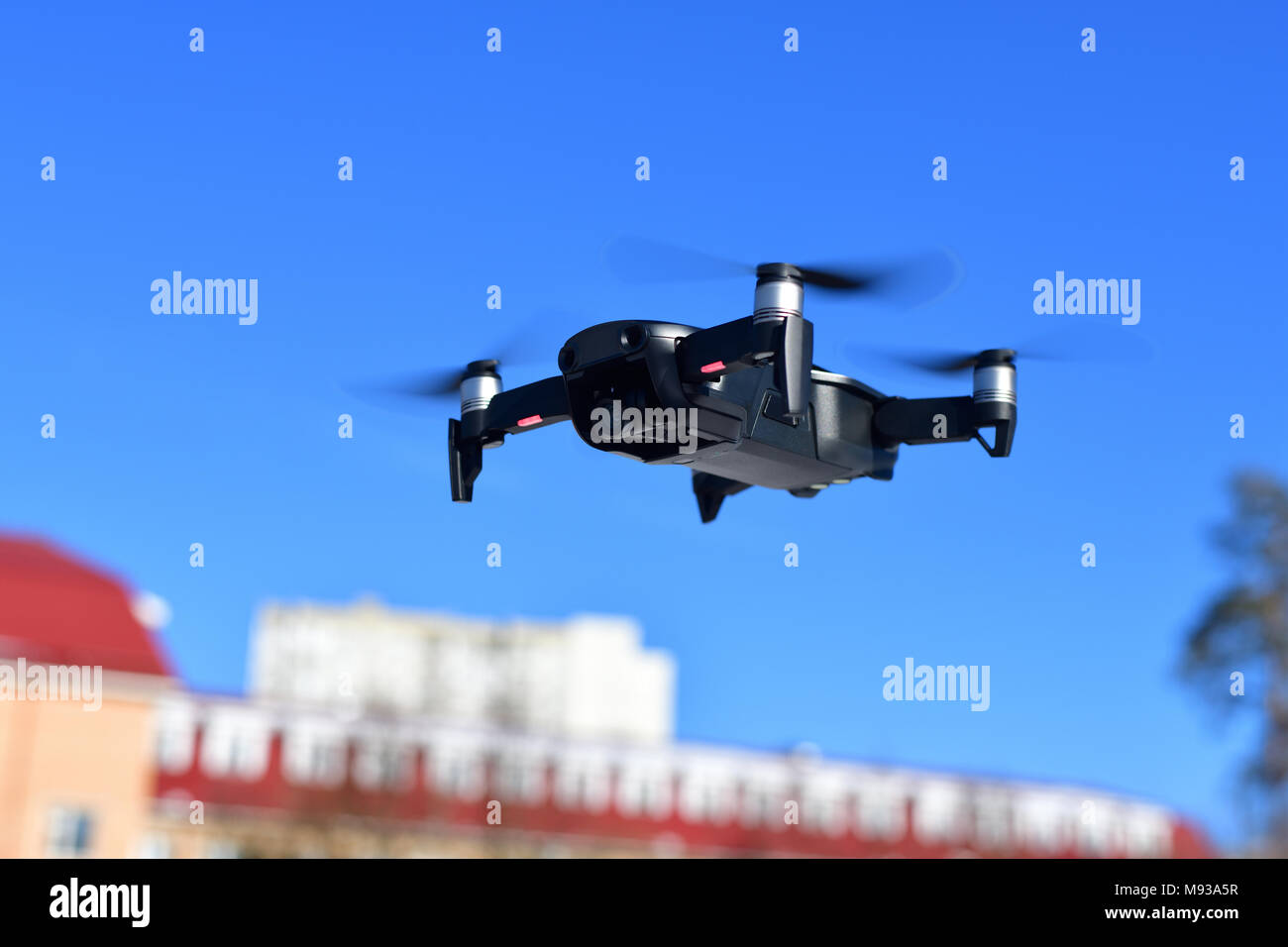 Unbemannte Luftfahrzeuge mit einer Kamera im Flug Stockfoto