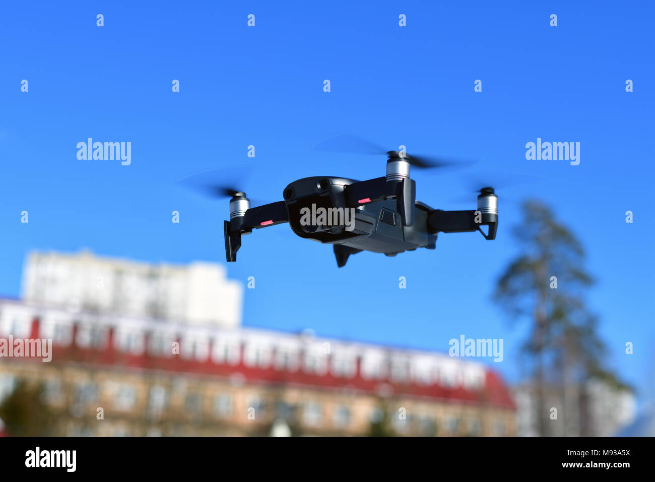 Unbemannte Luftfahrzeuge mit einer Kamera im Flug Stockfoto
