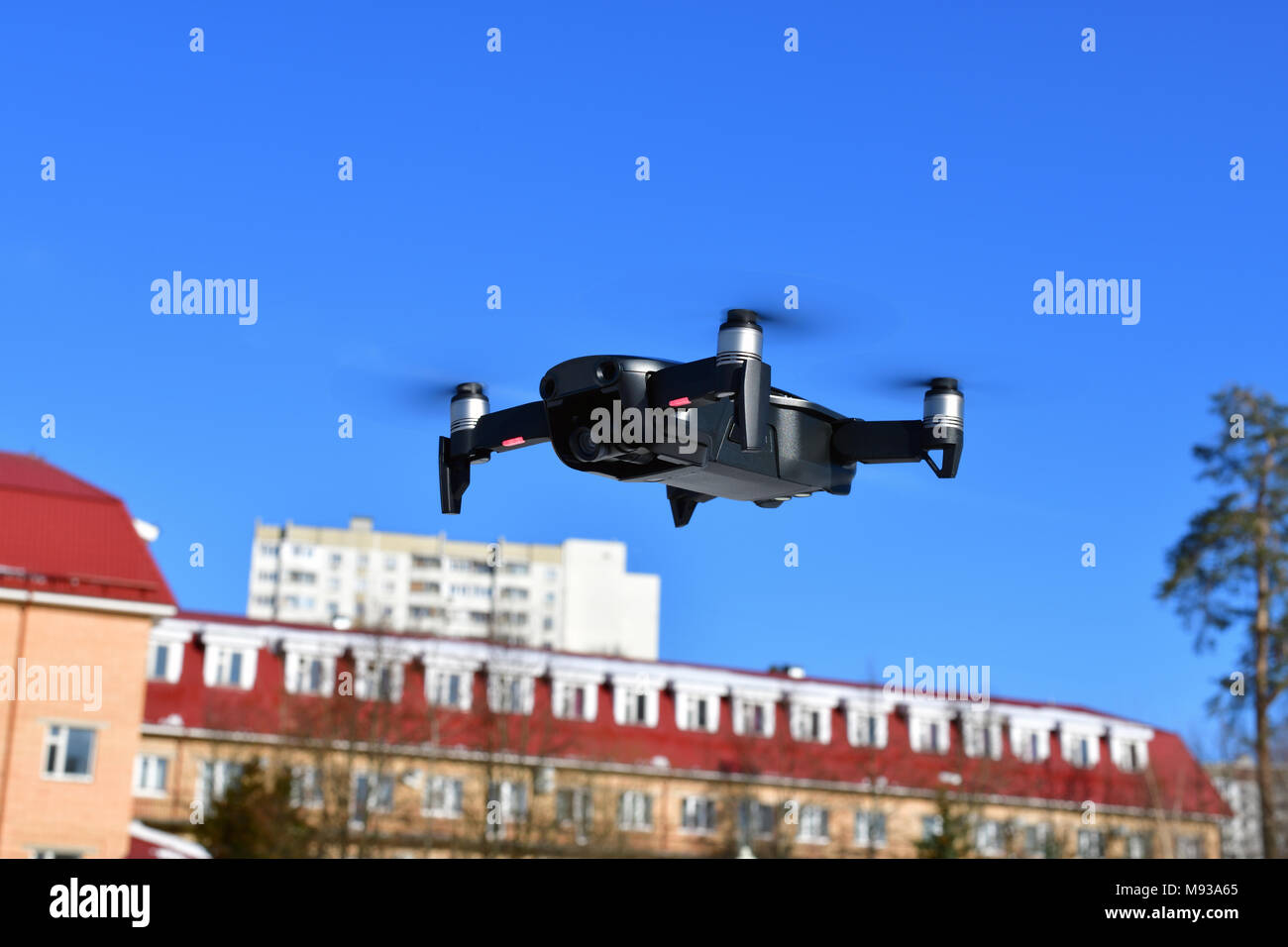 Unbemannte Luftfahrzeuge mit einer Kamera im Flug Stockfoto