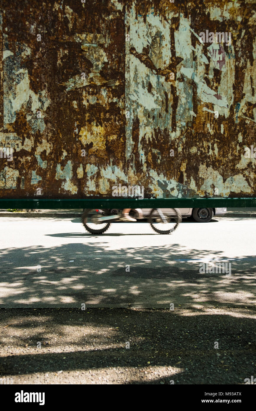 Fahrrad und Auto wie von unten ein rostiges Metall Hinweistafel auf dem Bürgersteig gesehen Stockfoto
