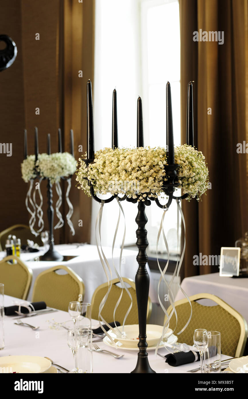 Veranstaltung, Feier, Konzept, Lifestyle, Ereignisse im Leben, Anlass, Rezeption, Schönheit, Details, Zierpflanzen, Blumen, Tisch, Interieur, Gedeck, Party, Stockfoto