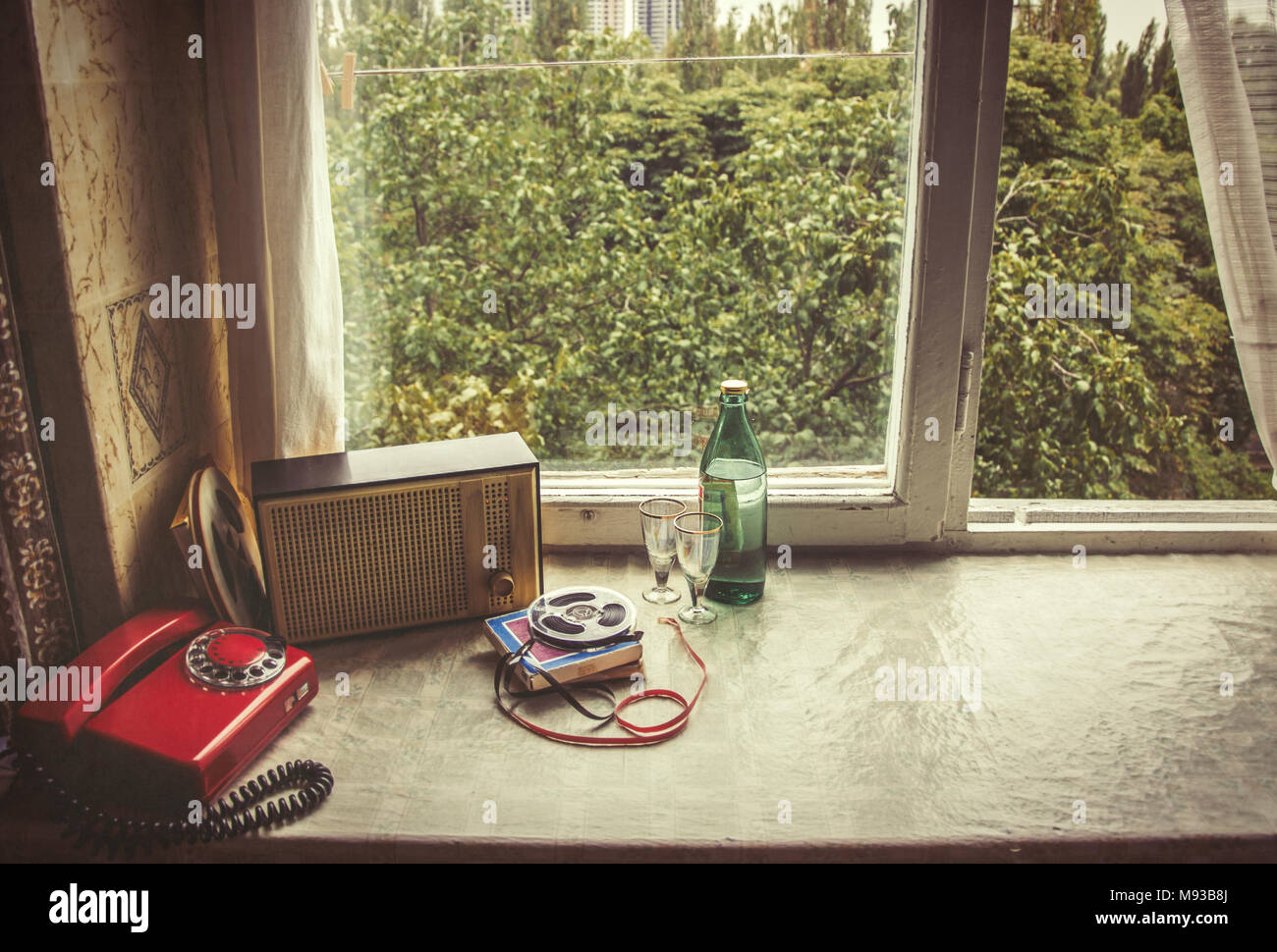 Vintage Objekte auf der Fensterbank. Retro Innenraum Stockfoto