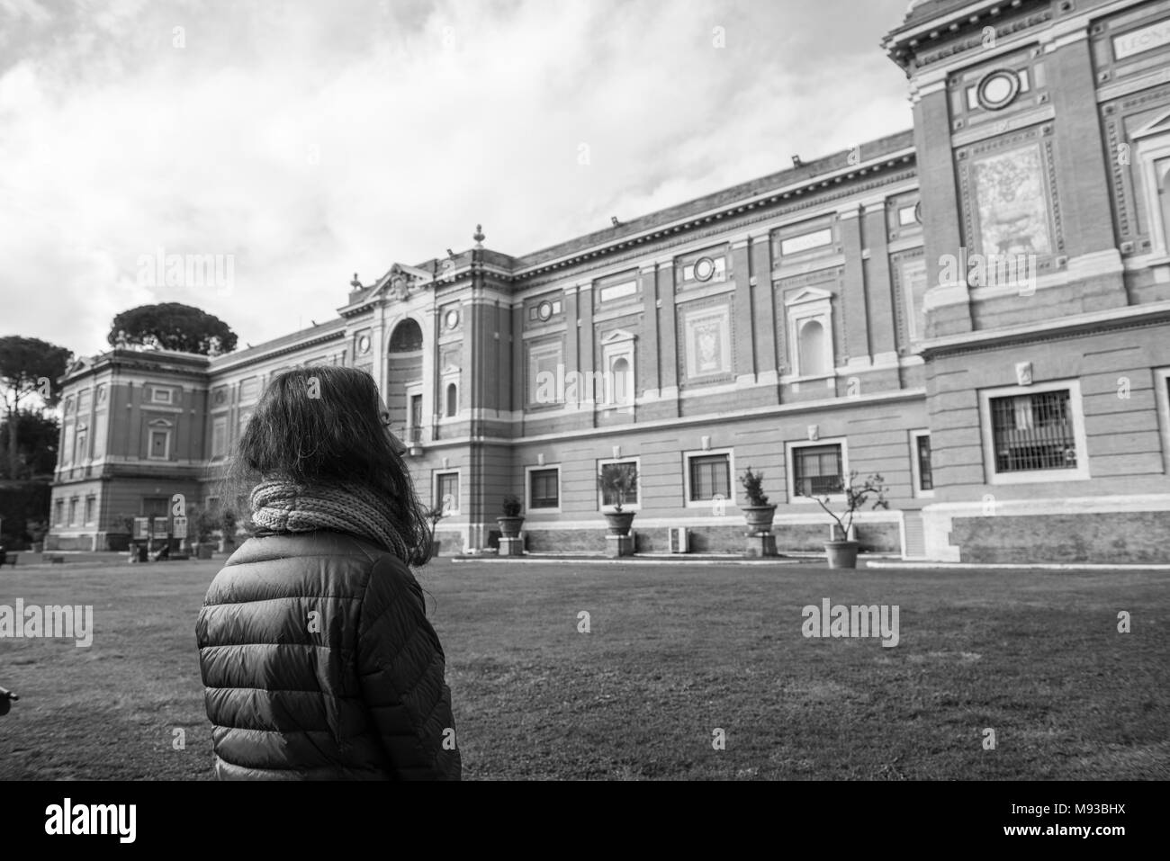 Schwarz-weiß Bild von der Rückseite der Frau mit Jacke an den Vatikanischen  Museen in Rom, Italien sucht gekleidet Stockfotografie - Alamy