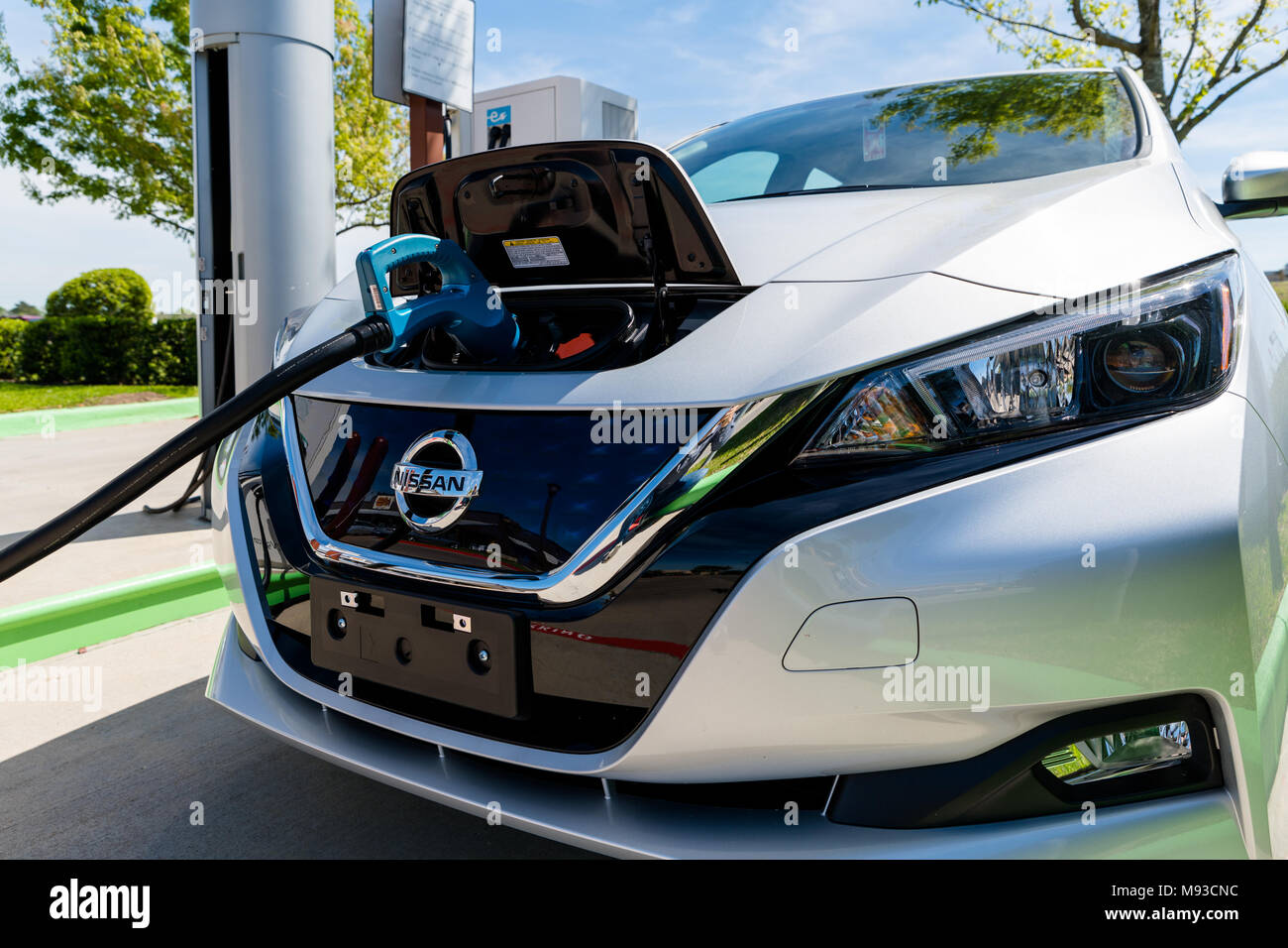 Pearland, Texas - 21. März 2018: Neue 2018 Nissan Leaf Elektroauto gesteckt Batterie an der Ladestation aufladen EVgo Stockfoto