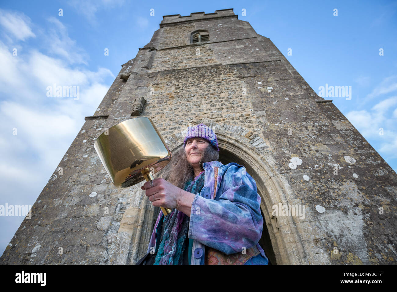 Glastonbury, Großbritannien. 20. März, 2018. Frühjahrs-tagundnachtgleiche (oder Tagundnachtgleiche) ist in der Dämmerung von der Oberseite des Glastonbury Tor gefeiert. Einheimische und Spiritisten Stockfoto
