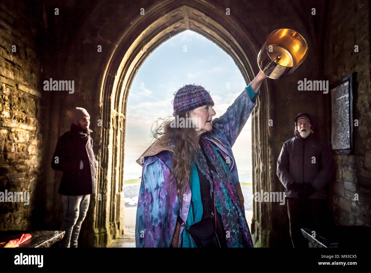 Glastonbury, Großbritannien. 20. März, 2018. Frühjahrs-tagundnachtgleiche (oder Tagundnachtgleiche) ist in der Dämmerung von der Oberseite des Glastonbury Tor gefeiert. Einheimische und Spiritisten Stockfoto