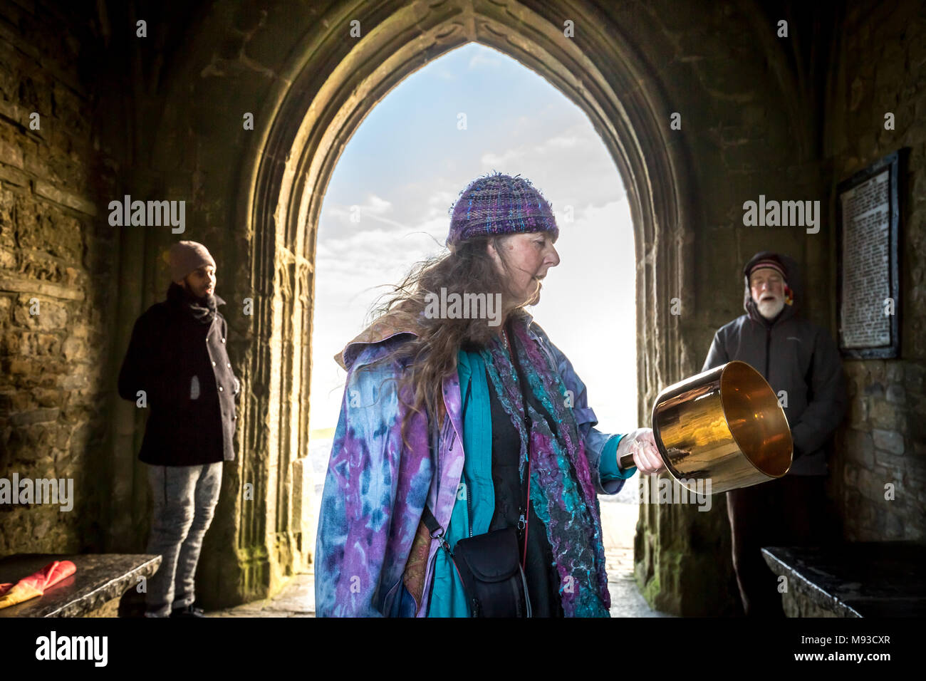 Glastonbury, Großbritannien. 20. März, 2018. Frühjahrs-tagundnachtgleiche (oder Tagundnachtgleiche) ist in der Dämmerung von der Oberseite des Glastonbury Tor gefeiert. Einheimische und Spiritisten Stockfoto