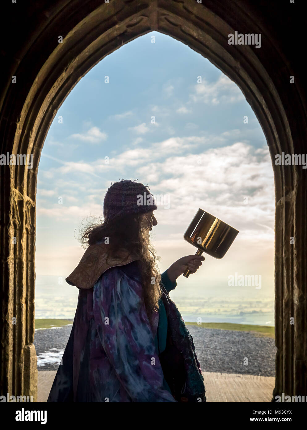 Glastonbury, Großbritannien. 20. März, 2018. Frühjahrs-tagundnachtgleiche (oder Tagundnachtgleiche) ist in der Dämmerung von der Oberseite des Glastonbury Tor gefeiert. Einheimische und Spiritisten Stockfoto