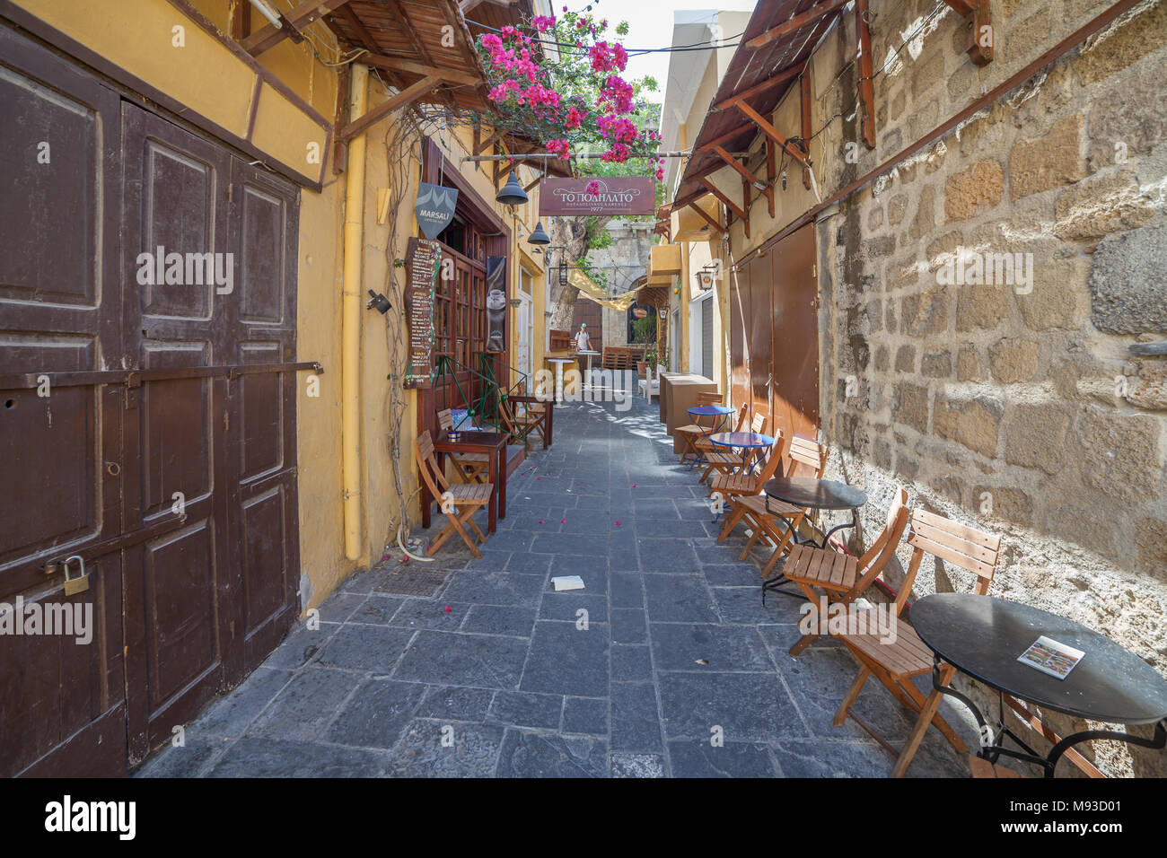 Leere Straße Cafe in der Altstadt von Rhodos, Griechenland, 11. August 2017 Stockfoto