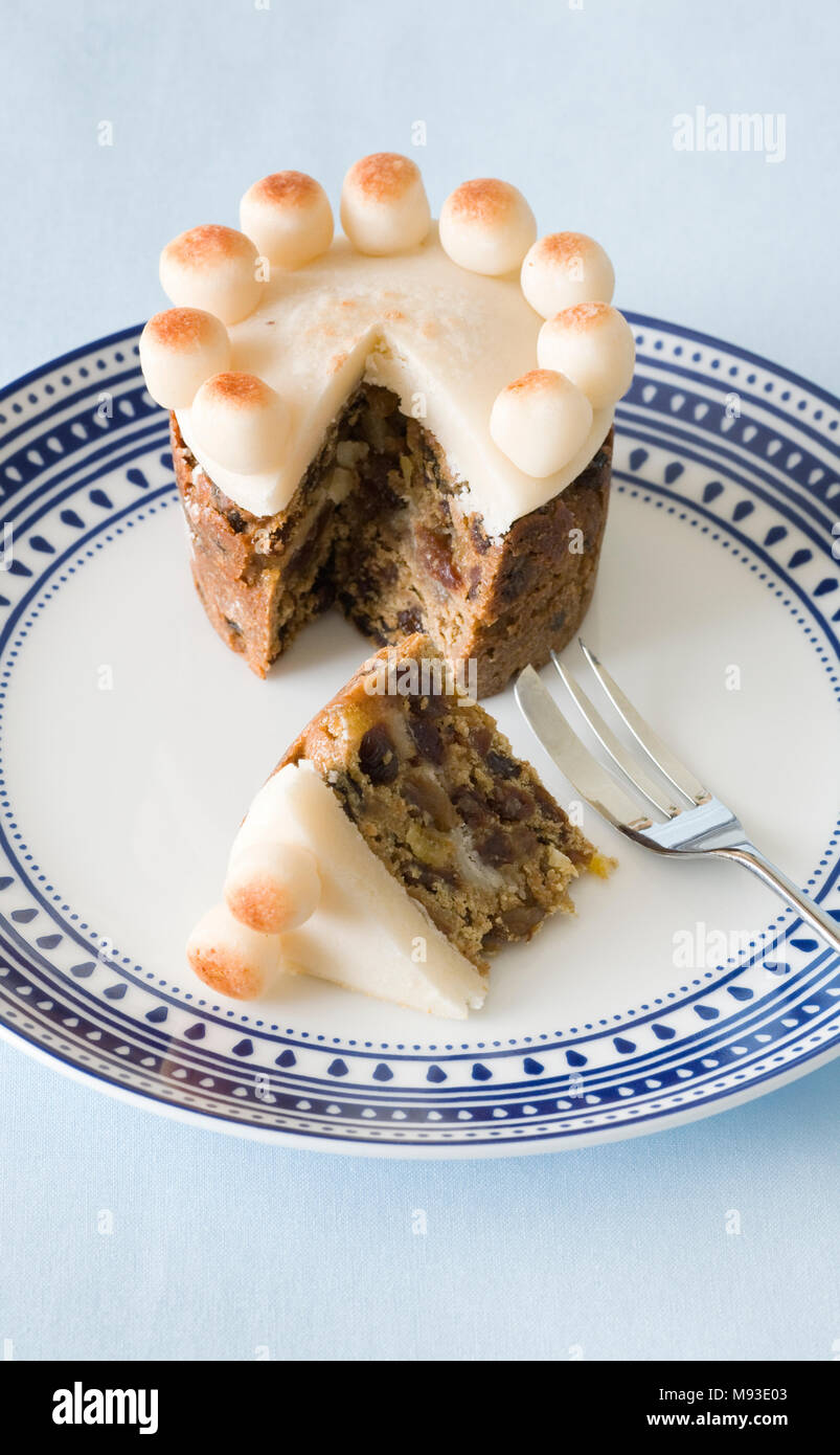 Selbst gebackenes Miniatur Simnel Cake. Stockfoto