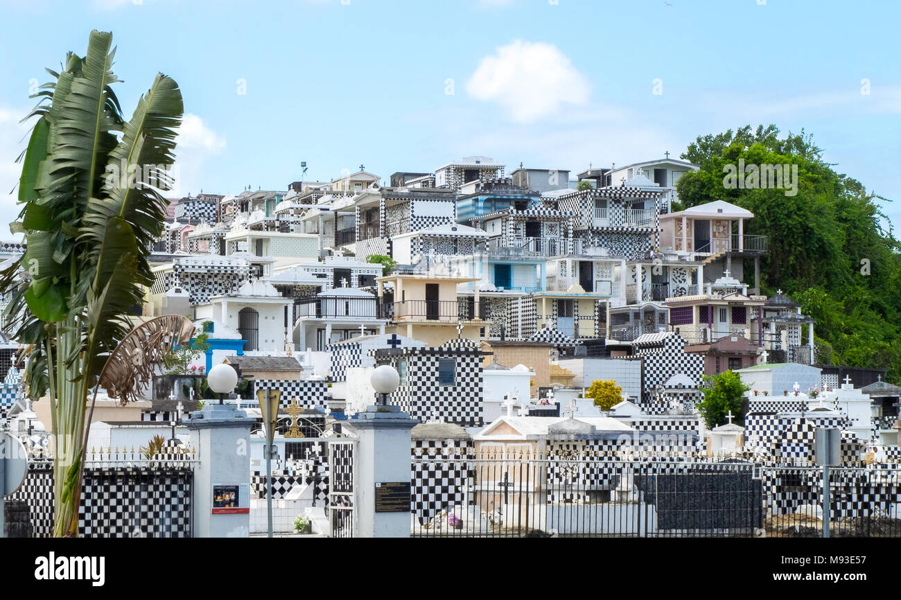 Friedhof von Morne a l'eau, Basse-Terre, Guadeloupe, mit typischen schwarzen und weißen Graves alle über den Hügel Stockfoto